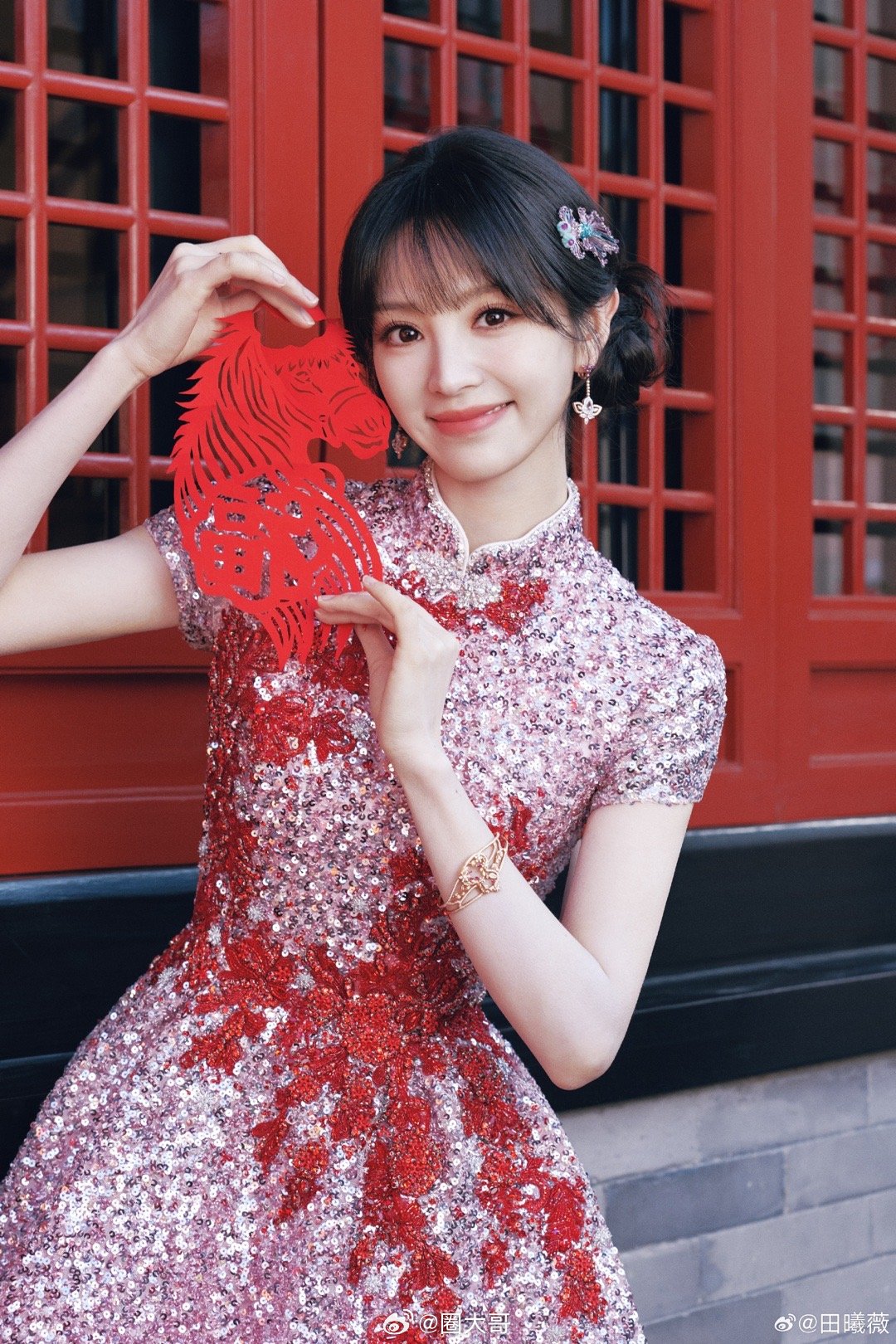 张凌赫田曦薇逐玉骑马海报 哇哇哇哇，电视剧《逐玉》的审美绝了吧，没想到中国风海报