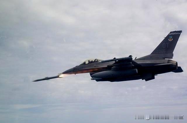 《F-16首杀苏-35！乌军创单周收复之最，美国将军放话：我希望乌克兰赢！》
