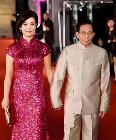 2001年某晚，香港知名武术指导刘家良因思念妻子，决定偷偷回家给她一个惊喜，没想