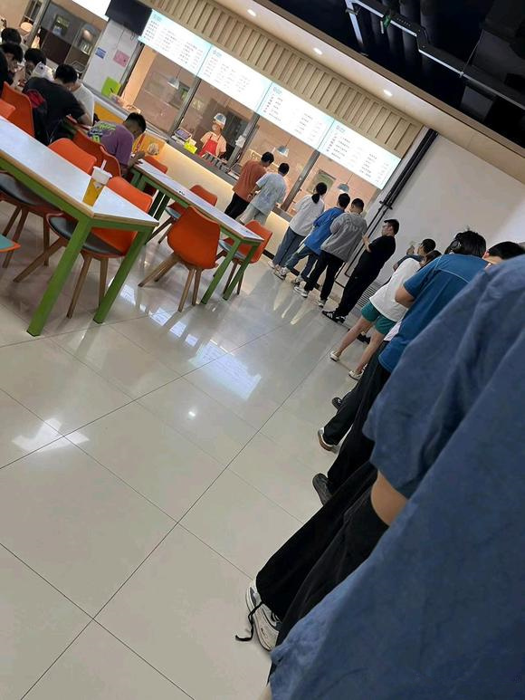 #天津大学扣饭事件后烤鸭饭窗口排长队# 事情已经过去几天了，天津大学卖烤鸭饭的那