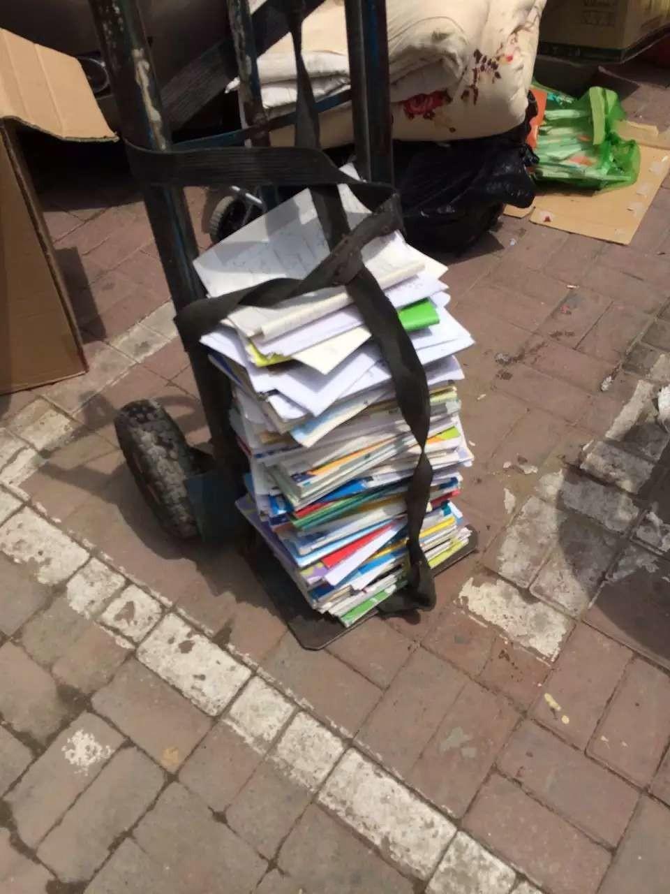 突然有点后悔高考后把所有资料都卖废品了，留一些等十年二十年，书里面各种画的小人，