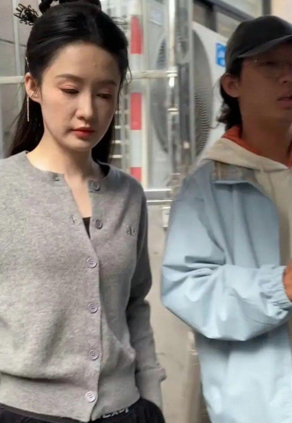 没想到李沁也会冒痘和卡粉，所以普通人更不要焦虑了！ 