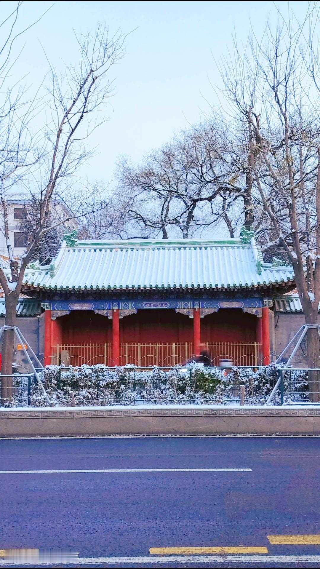 站在故宫角楼前，看雪花落在琉璃瓦上，瞬间变成童话里的场景。穿汉服的姑娘撑着油纸伞