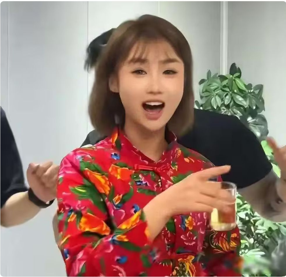 彻底塌房！1300万网红董赤赤现状曝光，瘦到脱相手抖体虚，背后遭遇太心酸 