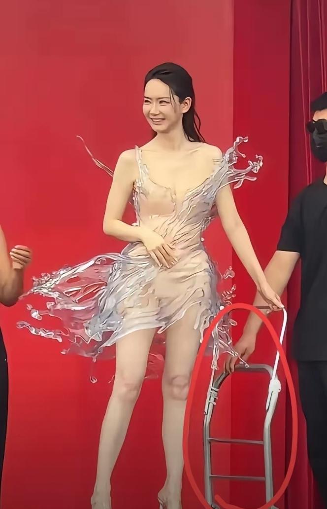 芭莎红毯戚薇这套3D打印水花礼服太有震撼力了，一体成型两片式设计，依靠绑带固定，