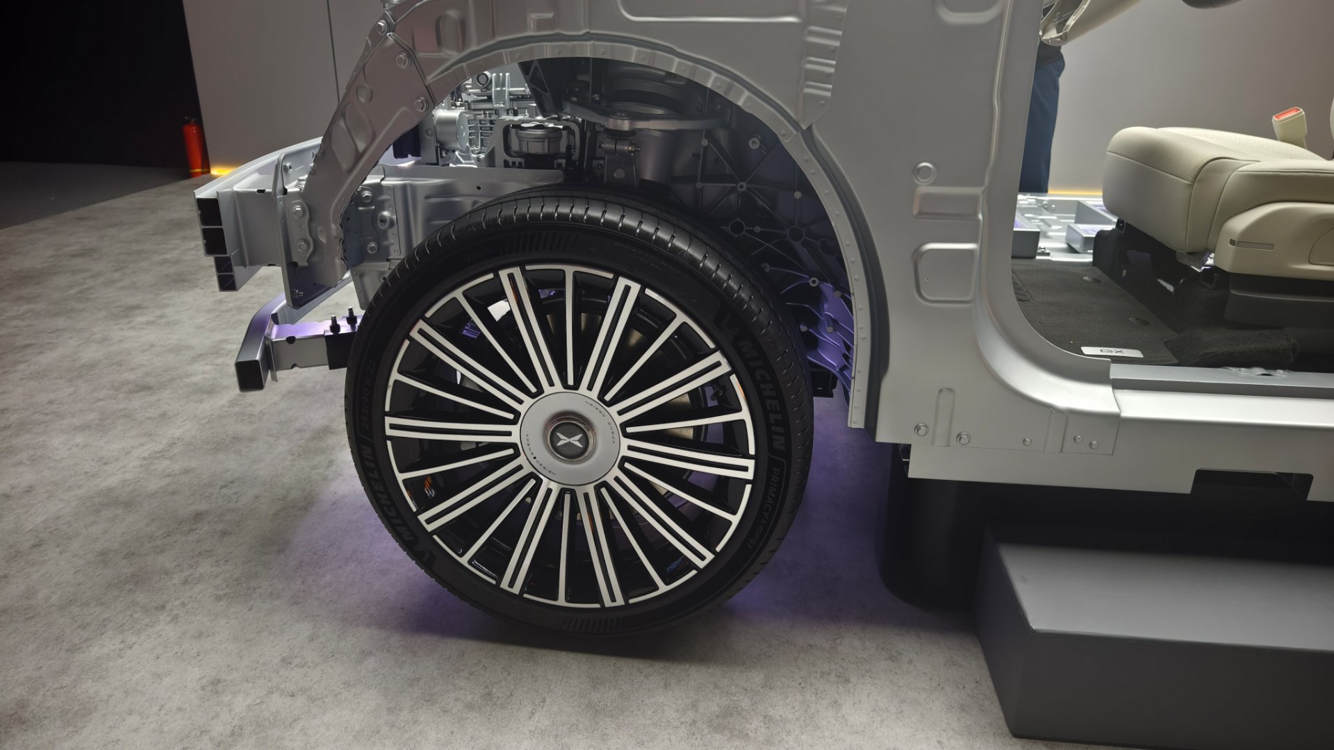 小鹏GX的线控底盘，没有传动轴，而且前后线控(后轮转向)新科技旗舰小鹏GX今晚预