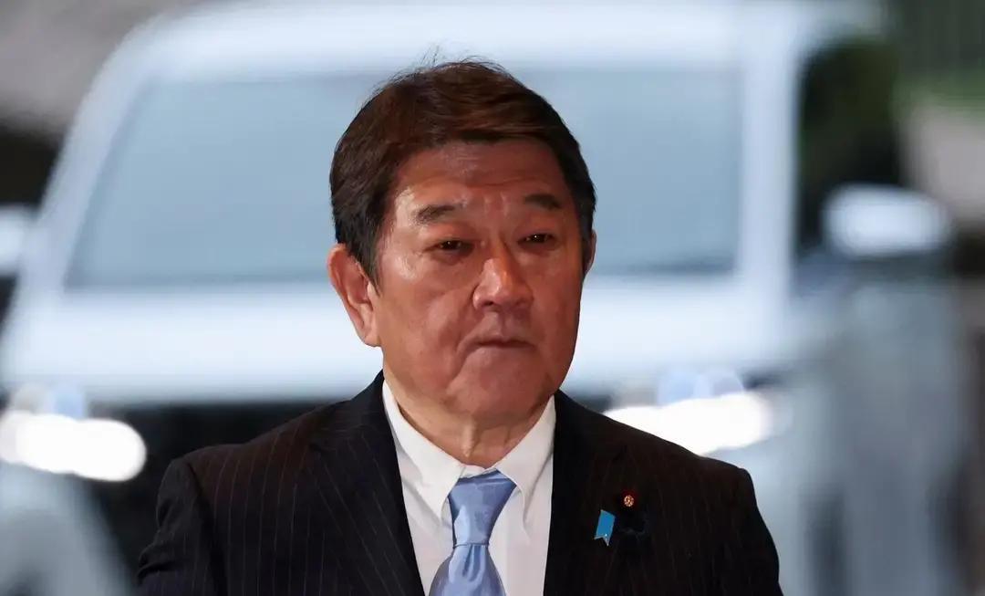 根据路透社报道，11月25日，特朗普给高市早苗打完电话后，日本外相茂木敏充召开记