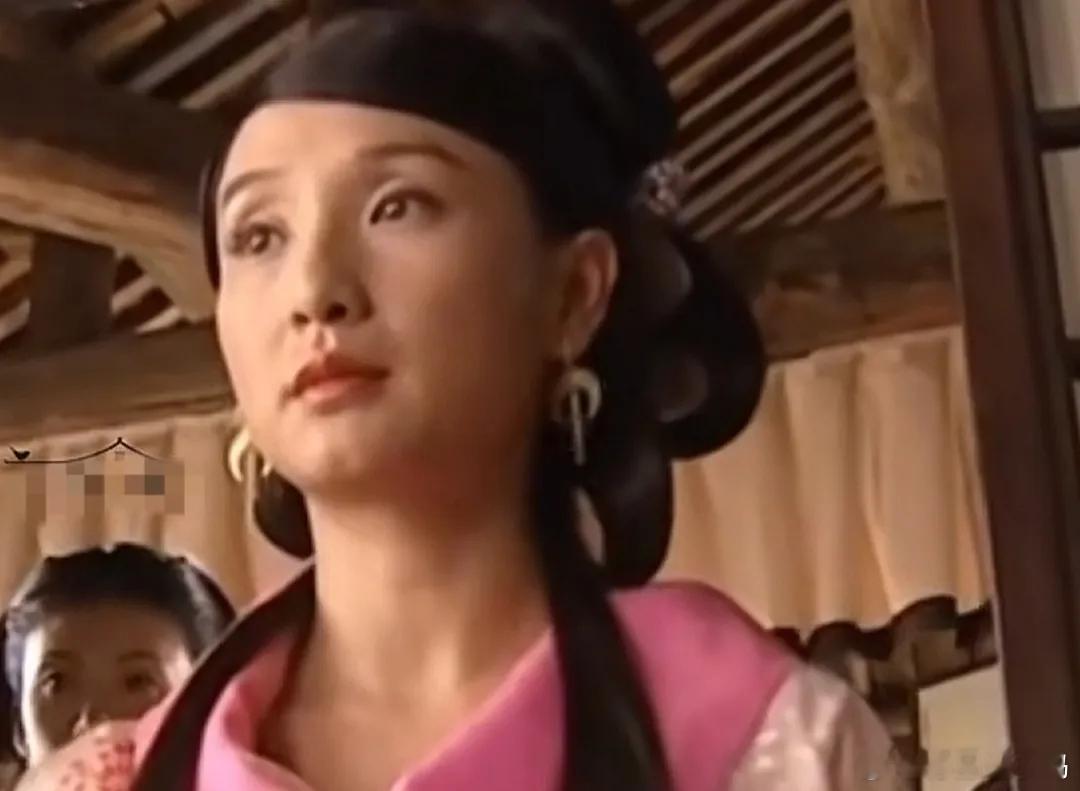 《许我耀眼》演员孔琳她年轻时是个大美女，曾被谢霆锋带火，如今56岁依然未婚未育！