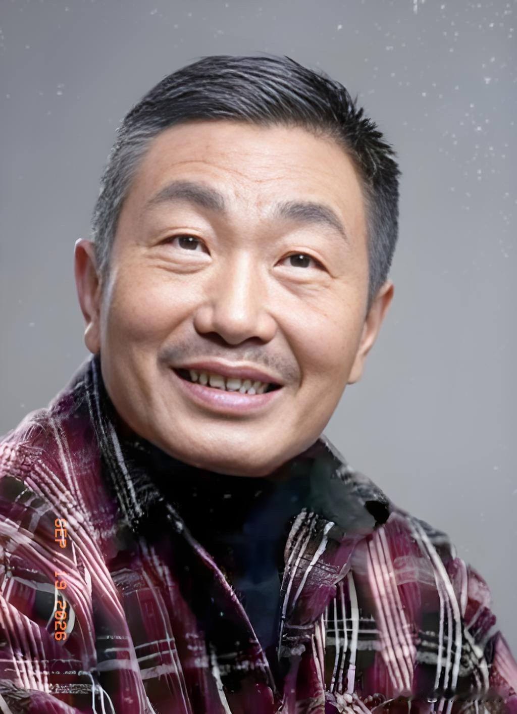 提起杜源，很多人第一反应就是那张“老戏骨”的脸，演什么像什么。

可谁能想到，这