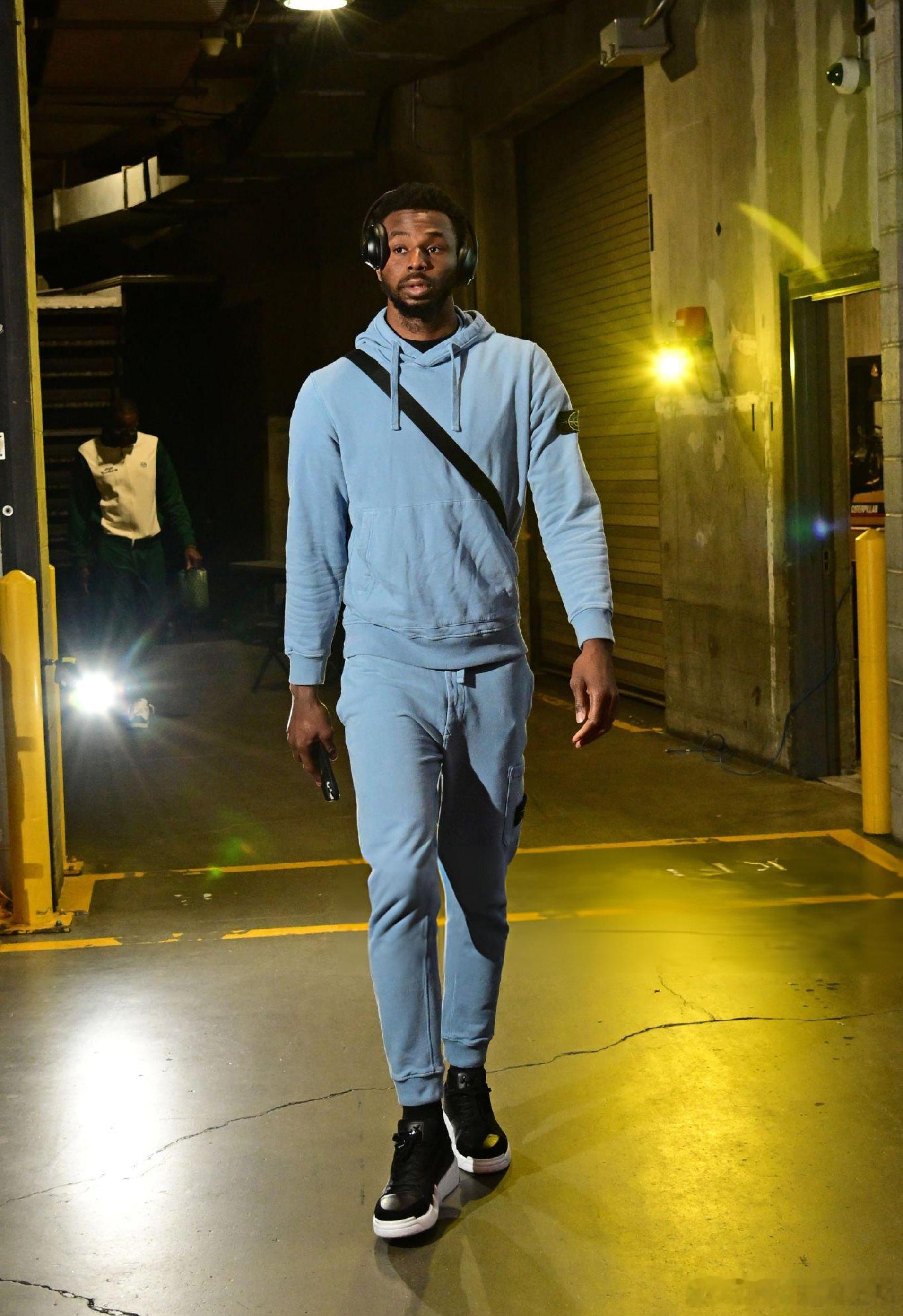 套装的神！！嘴宝赛前入场照#金州勇士[超话]##独行侠vs勇士# ​​​