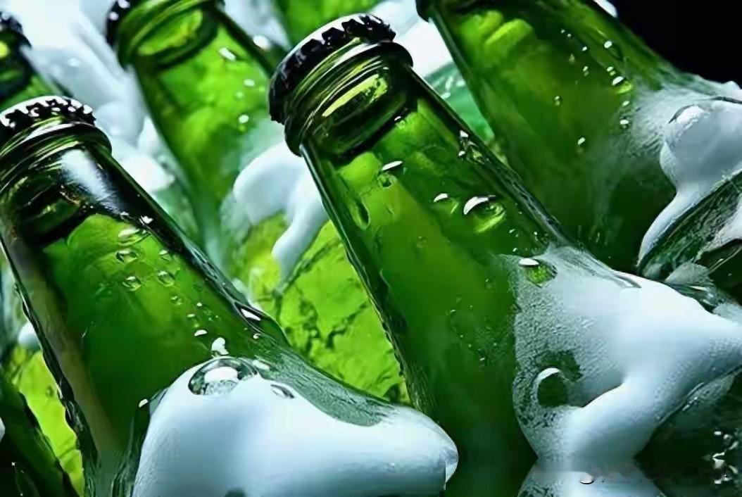 明明包装朴素土气、没有精致设计，却一年稳稳卖出32亿营收。
在外资双可乐垄断九成
