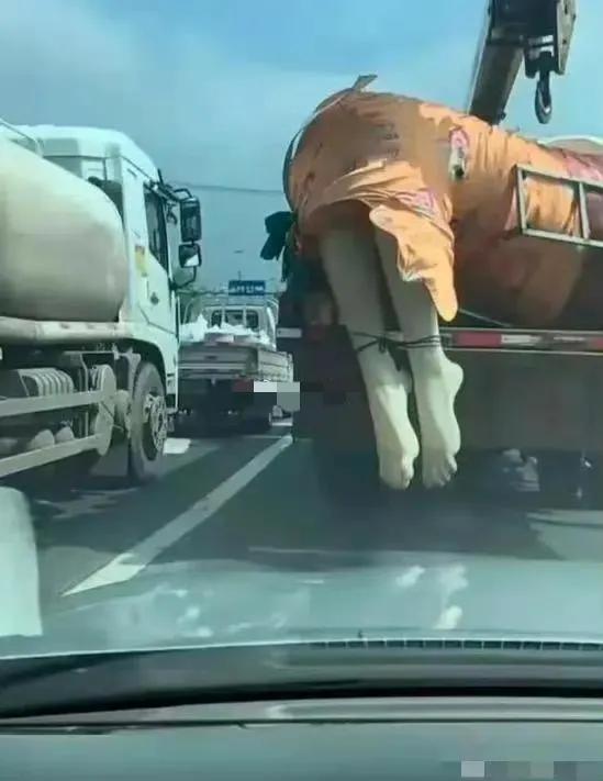 惊慌瞬间差点撞车。