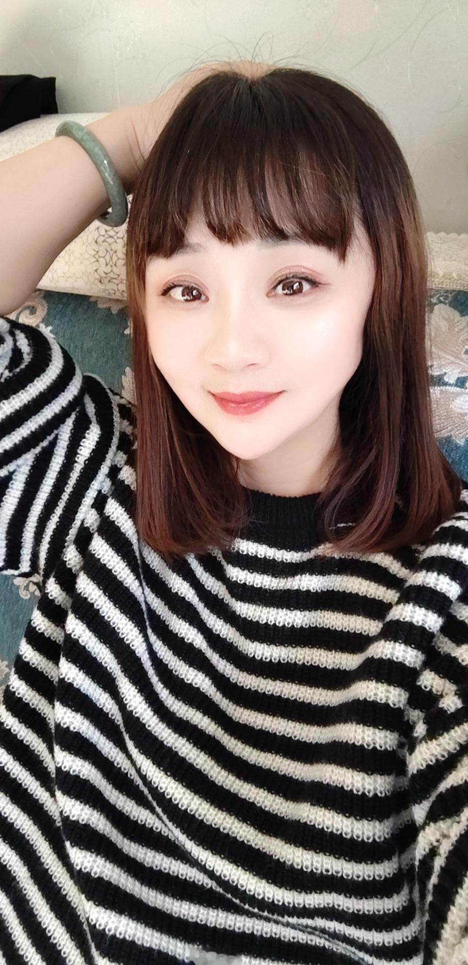 女人真得自己能扛事儿，

别总想着靠别人。
靠山山会倒，
靠人人会跑，
这话一点