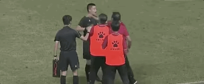 主帅掌掴主裁，中国足球还有更搞笑的吗？
真的刷新三观，中国足球搞成如今这样，可以