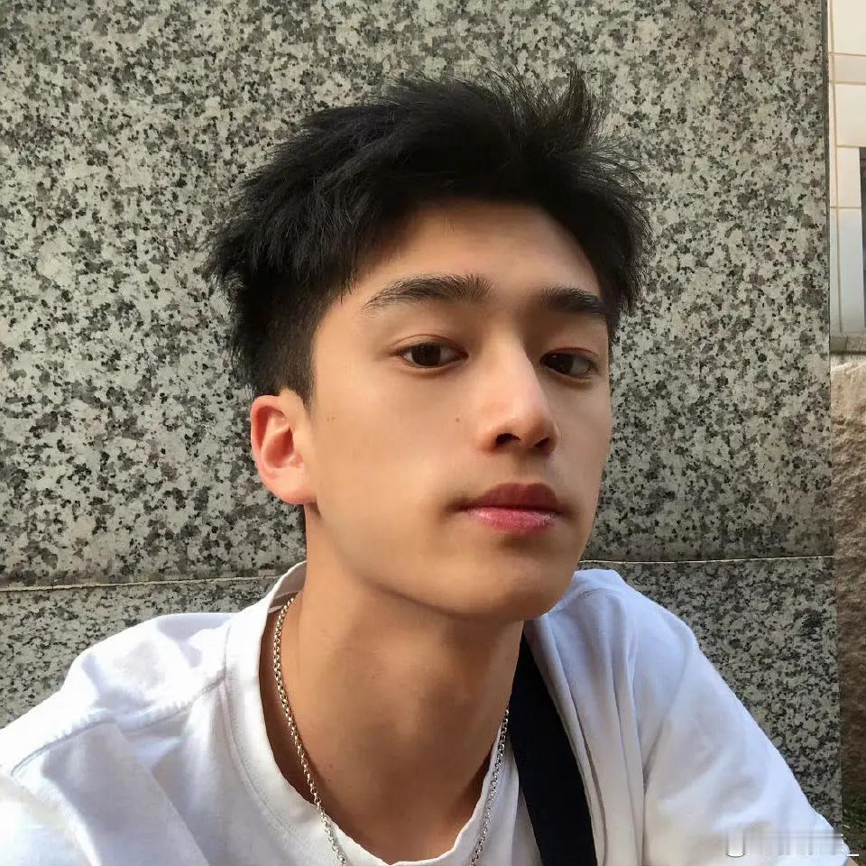 人能爱自己的单侧脸到什么程度。。。点进张康乐相册想翻翻旧照片 一不小心被黄金左脸