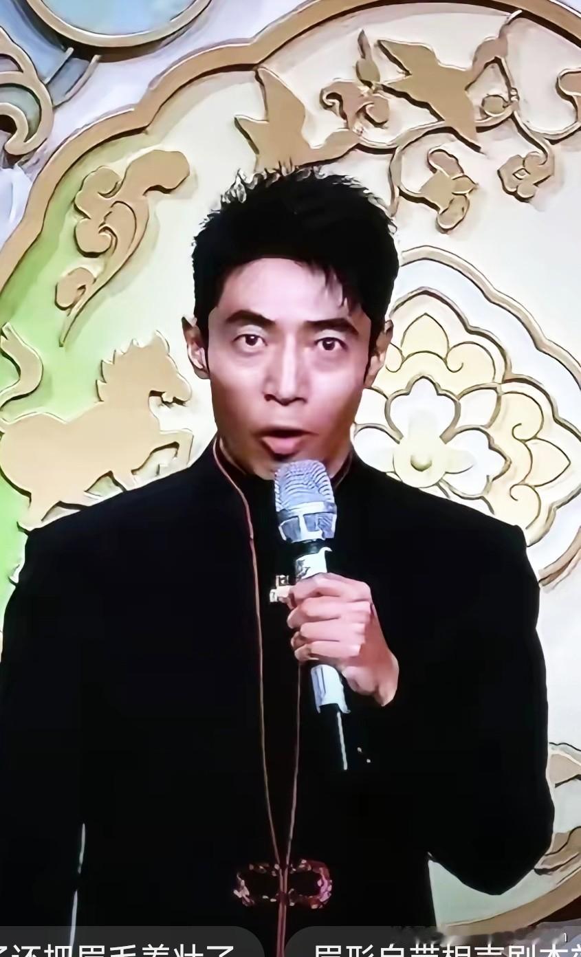 小撒你咋啦？惹着化妆师了？这妆化的也忒不尽人意了！好歹咱是上央视春晚，咋能这么随