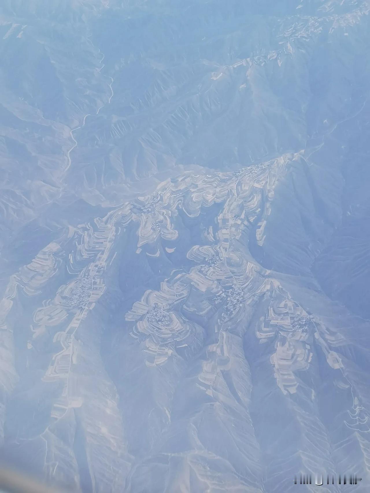 东鲁临西北
入目皆雄风
凌空瞰大地
飞笔自然成