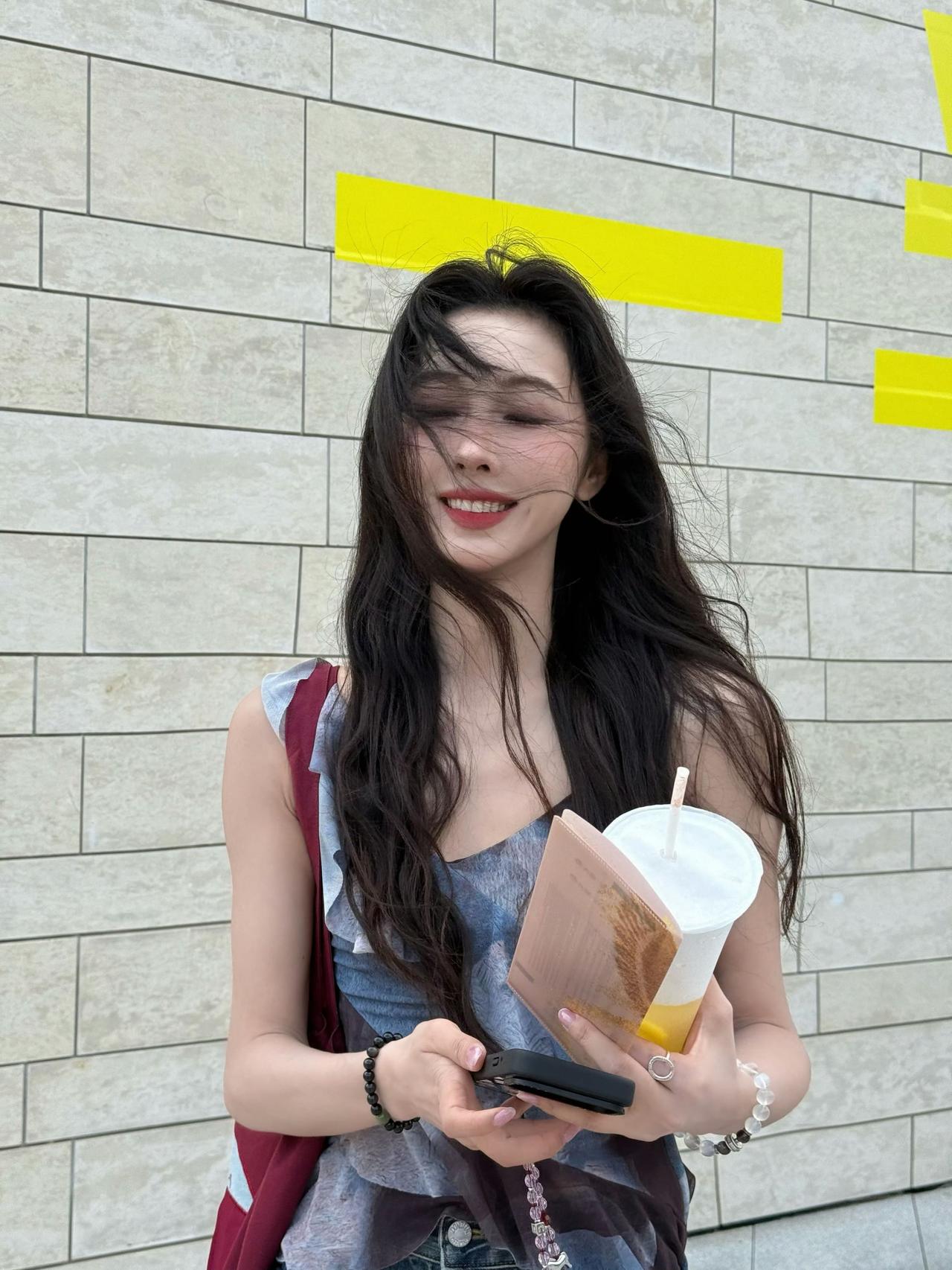 宣璐，风吹起你的长发。