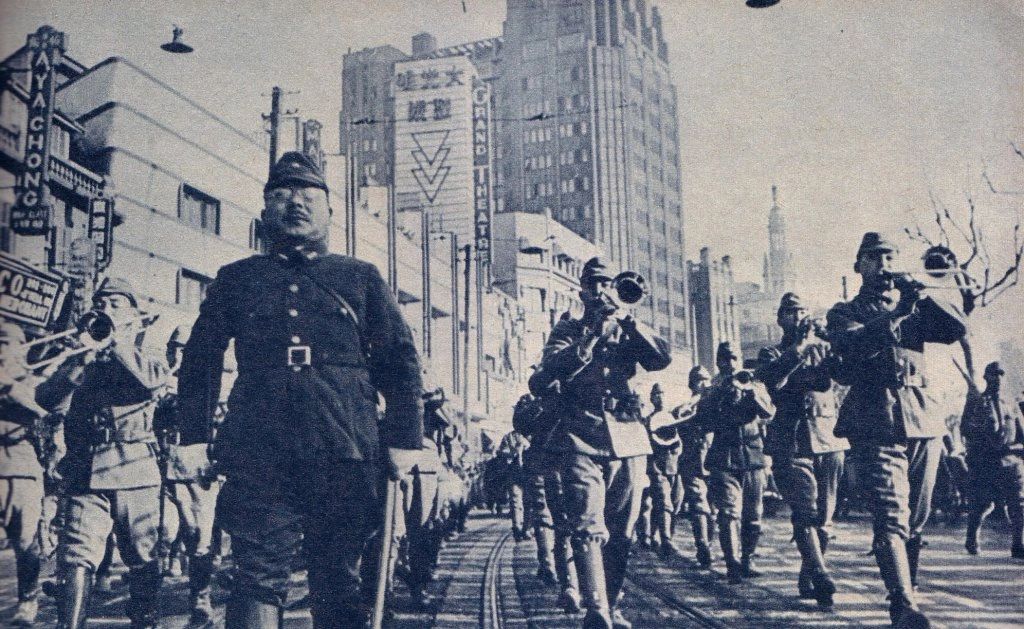 历史老照片1942年日寇行军上海大光明电影院