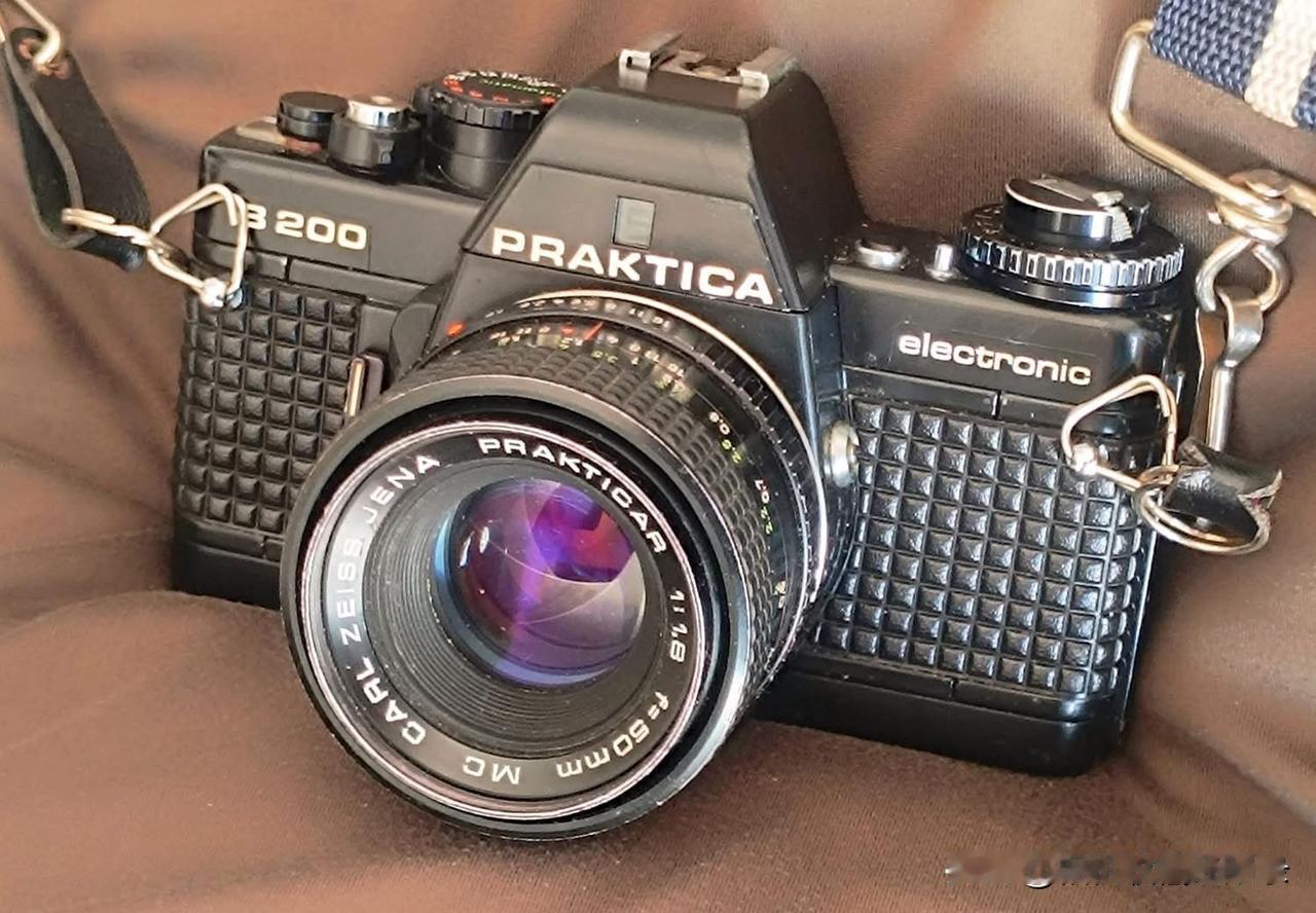 配装了Zeiss镜头的Praktica B200单反。

图中的这台Prakti