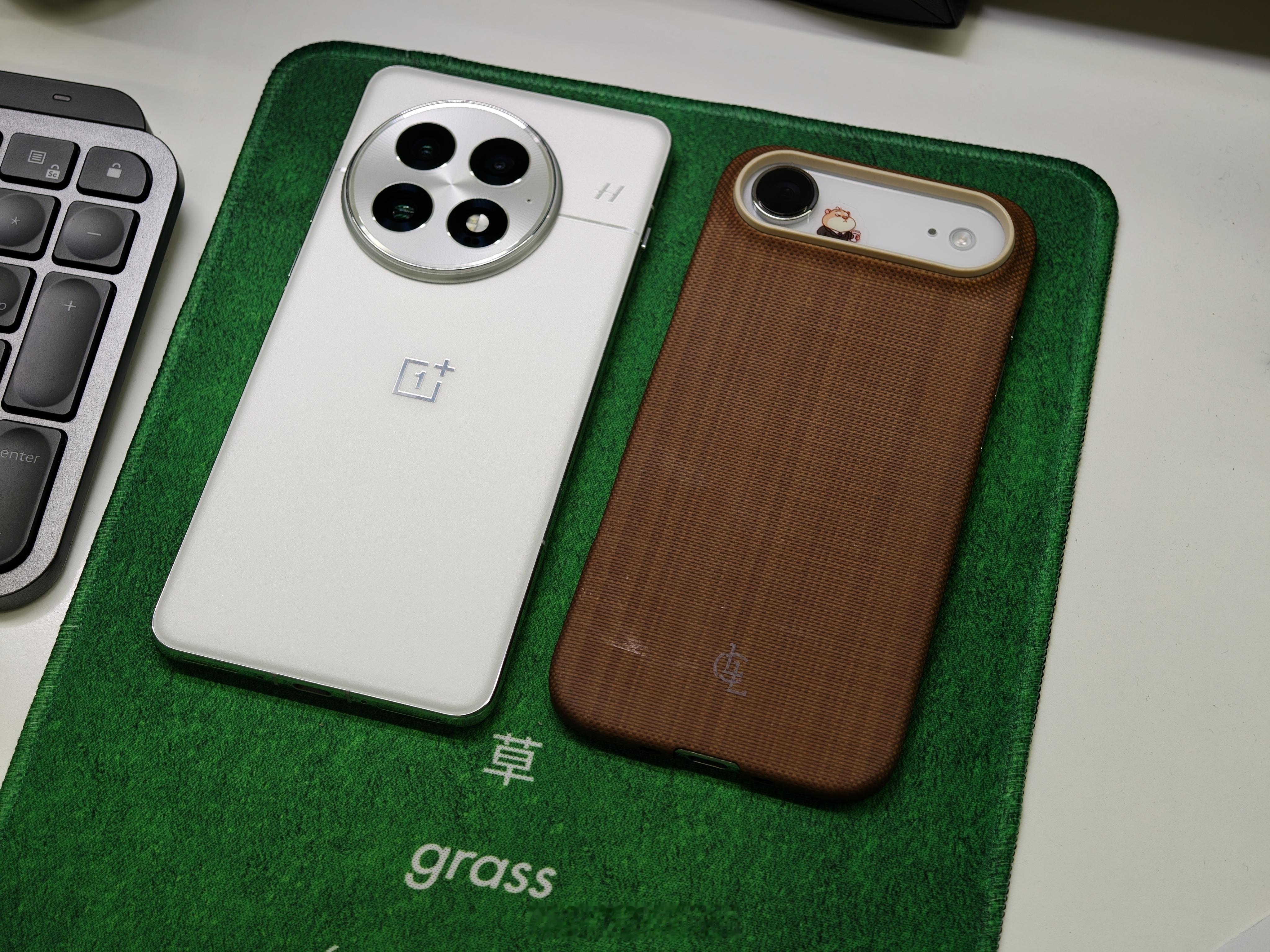 突击检查下工作室小伙伴都在用什么手机👀看看有没有你同款出现 