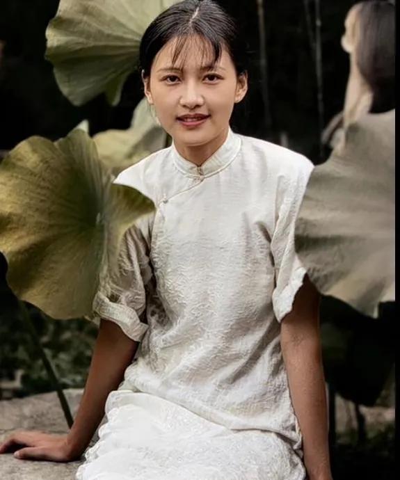 真实还原的林徽因，这就是柳叶眉吧，双眼皮深浅适中，很温婉优雅。
不是一眼惊艳的，