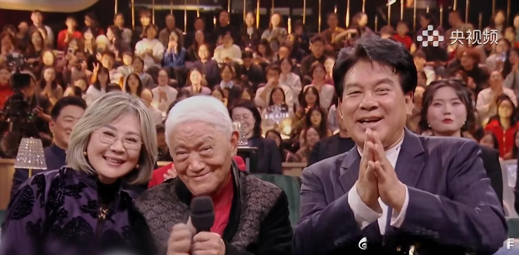 《牧马人》是谢晋在八十年代拍的比较另类的一部电影，更像是一个乌托邦，所有人在各种