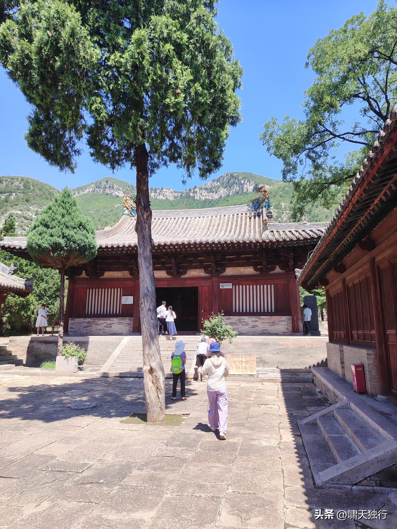 带着美好的心情，从龙门寺停车场出来继续前行。
过源头村（红旗渠源头），不久进入太