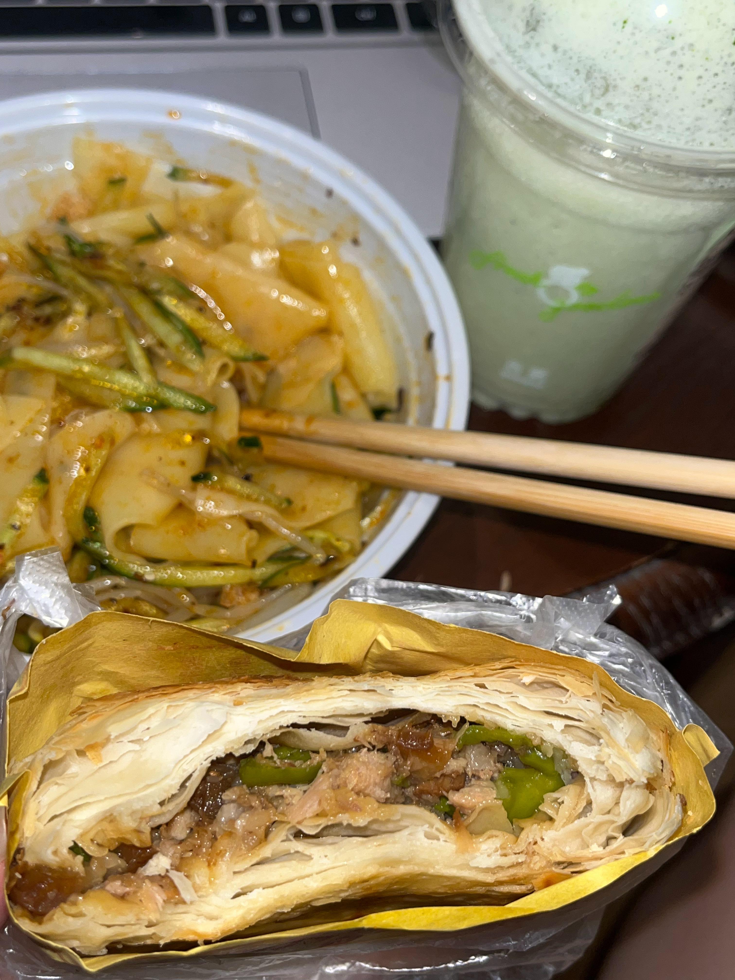 液断半天算不算液断现在吃凉皮肉夹馍拿着筷子的手都在颤抖我的发可。 