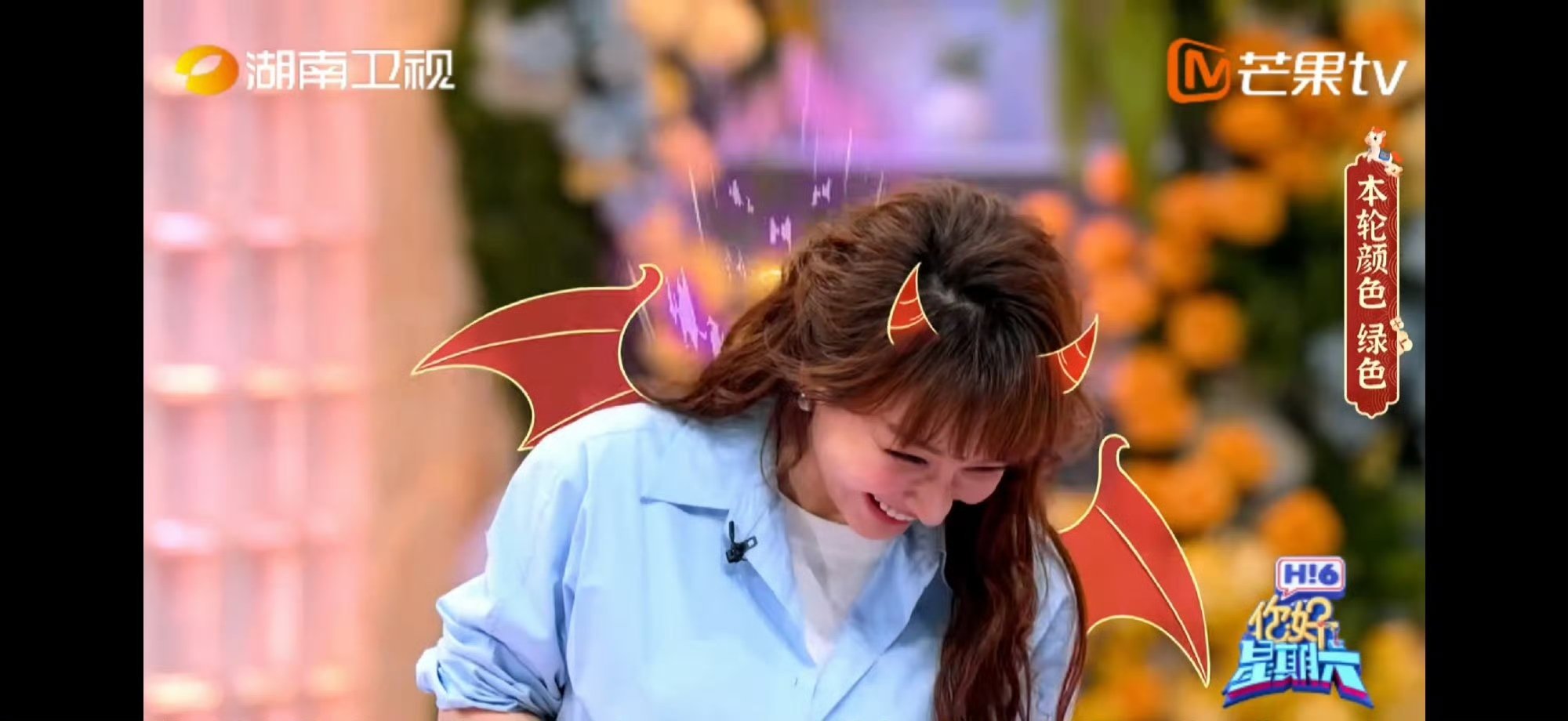 吴昕一掌推翻一团人 瑜伽砖争夺战高能时刻！吴昕一掌发力，三人瞬间被推开，场面混乱