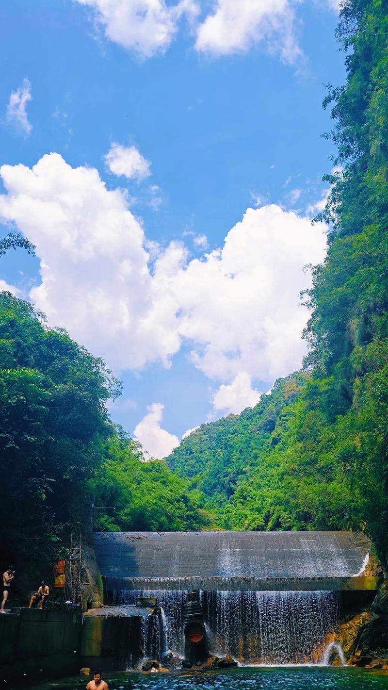 英德落龙潭2天1夜攻略

佛山出发，2天1夜玩转英德落龙潭，藏在山野间的免费溯溪
