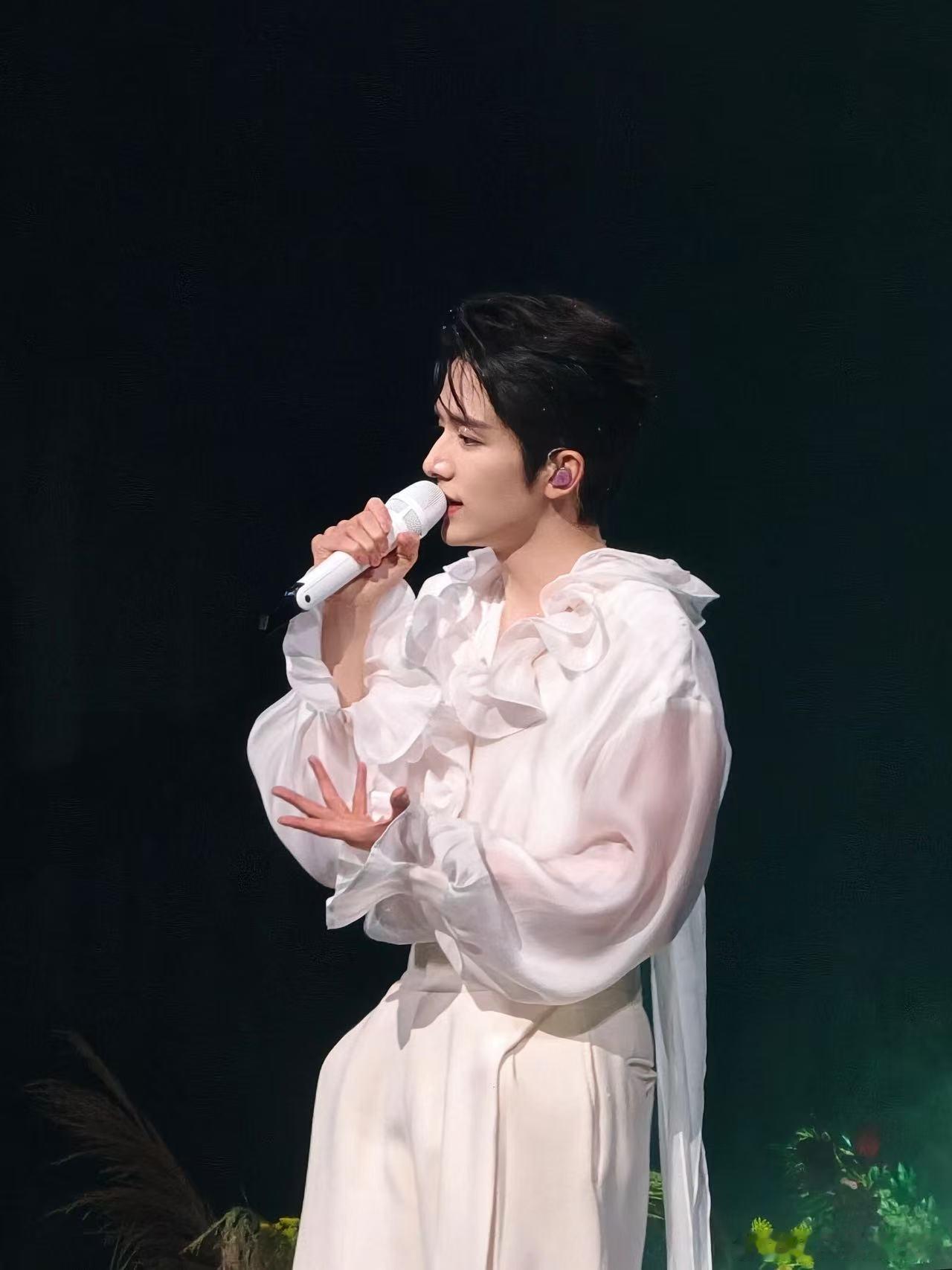 张新成演唱会唱功 不愧是音乐剧科班出身，高音清亮扎实，长音稳稳托住不飘，真假声切