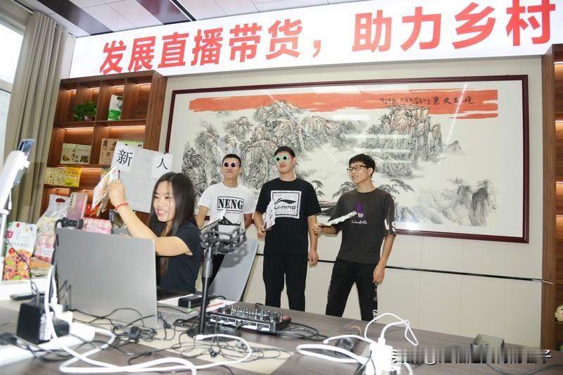 抖音上很多主播教人赚钱，十有八九是假的。我最近刷抖音，全是“AI赚钱导师”的直播