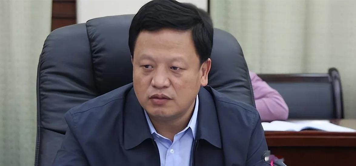 【4000瓶茅台倒厕所，前贵州副省长到底多奢靡】卫生间里，一个身影正弯着腰，将一