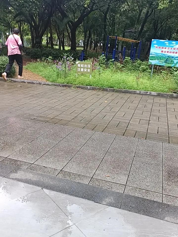我在伴月公园
发现了一个很严重的问题
但不知道怎么说才好




你敢相信吗？竟