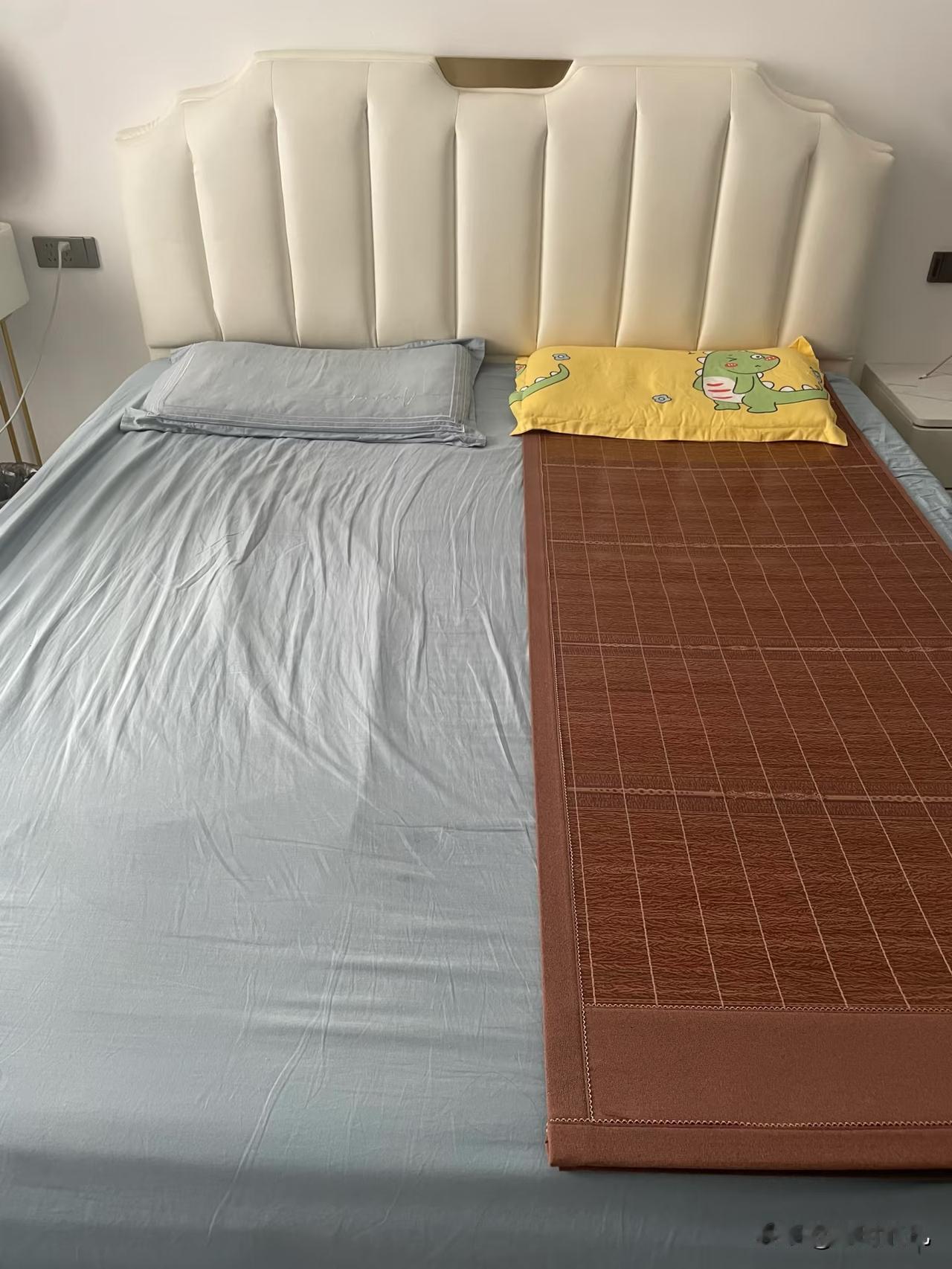 谁说一个被窝睡不出两种人？
夏天，开空调，我睡没有凉席的那边。
秋天，你们以为我