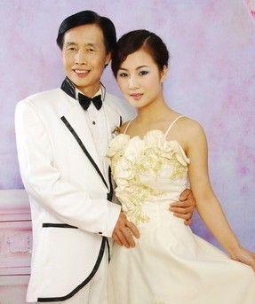 上联：开始都是干女儿，
下联：后来都是亲女儿！
横批：感人肺腑