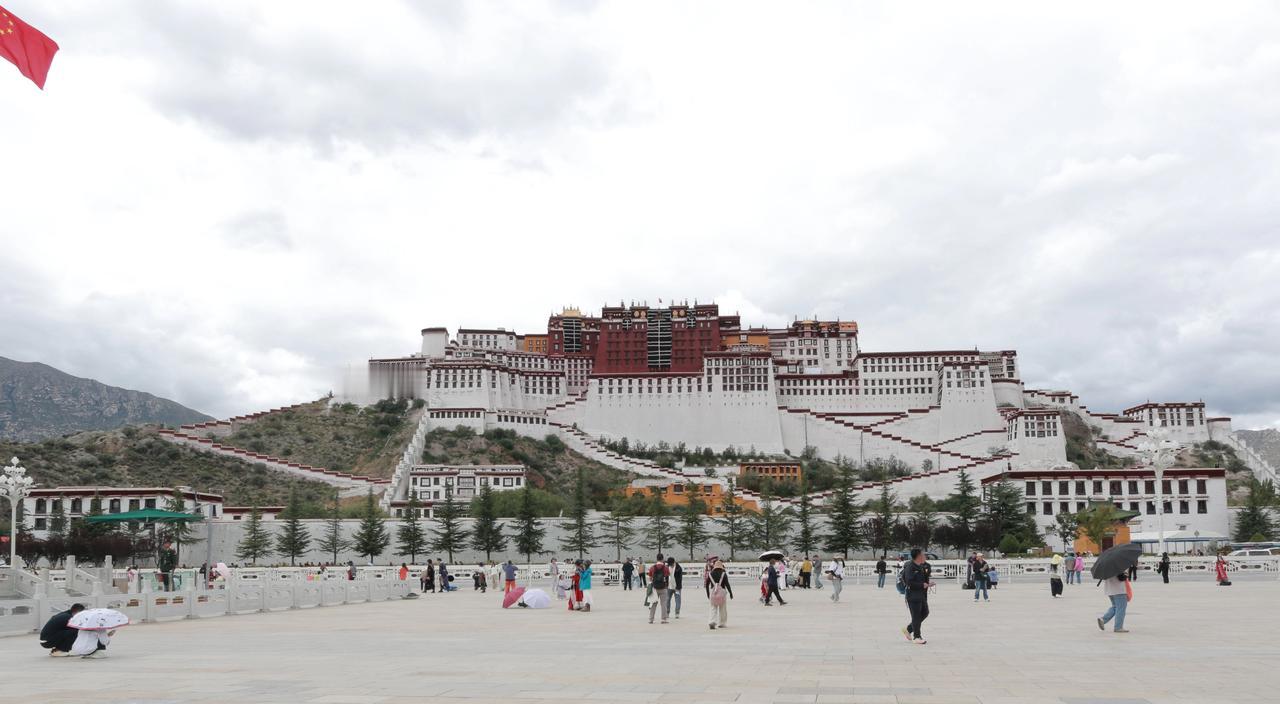 布达拉宫 总要来一趟布达拉宫吧 缺氧不缺信仰的圣地拉萨 布达拉宫广场留影