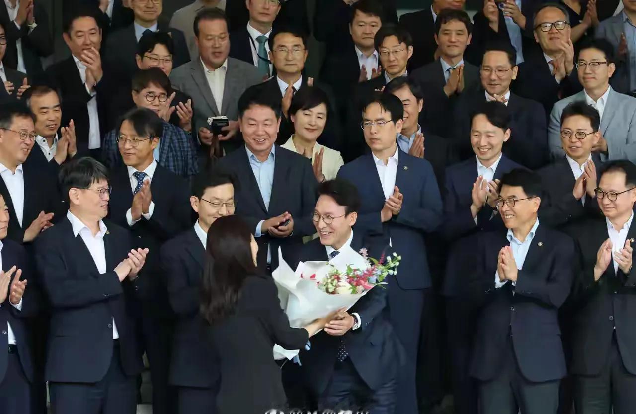 金敏锡正式卸任韩国总理，全身心投入到共同民主党党首竞争行列。话题