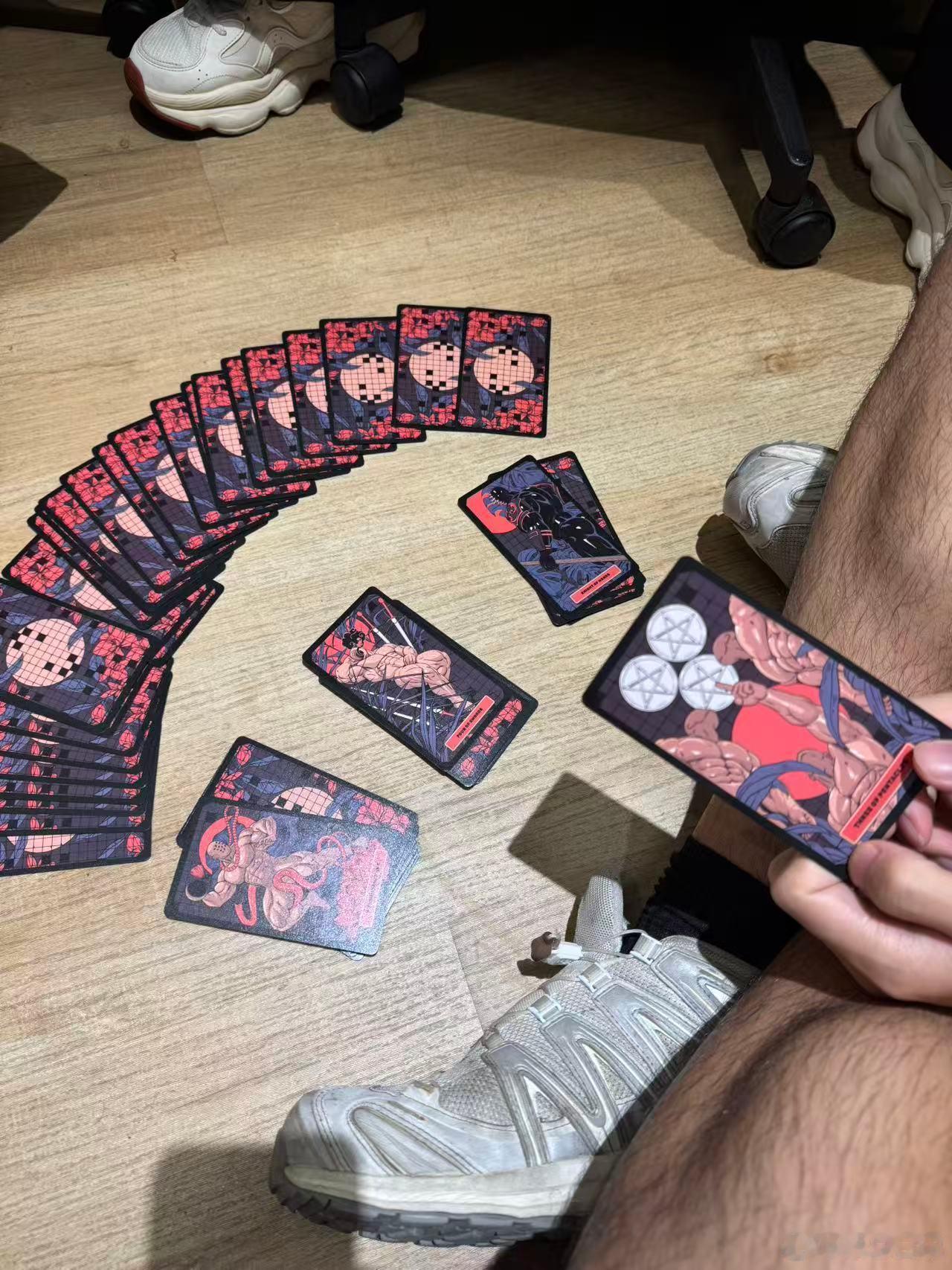 抓到一群小朋友不好好上班摸鱼玩塔罗牌不过这个确实蛮好看的，很有记忆点，整套都是性
