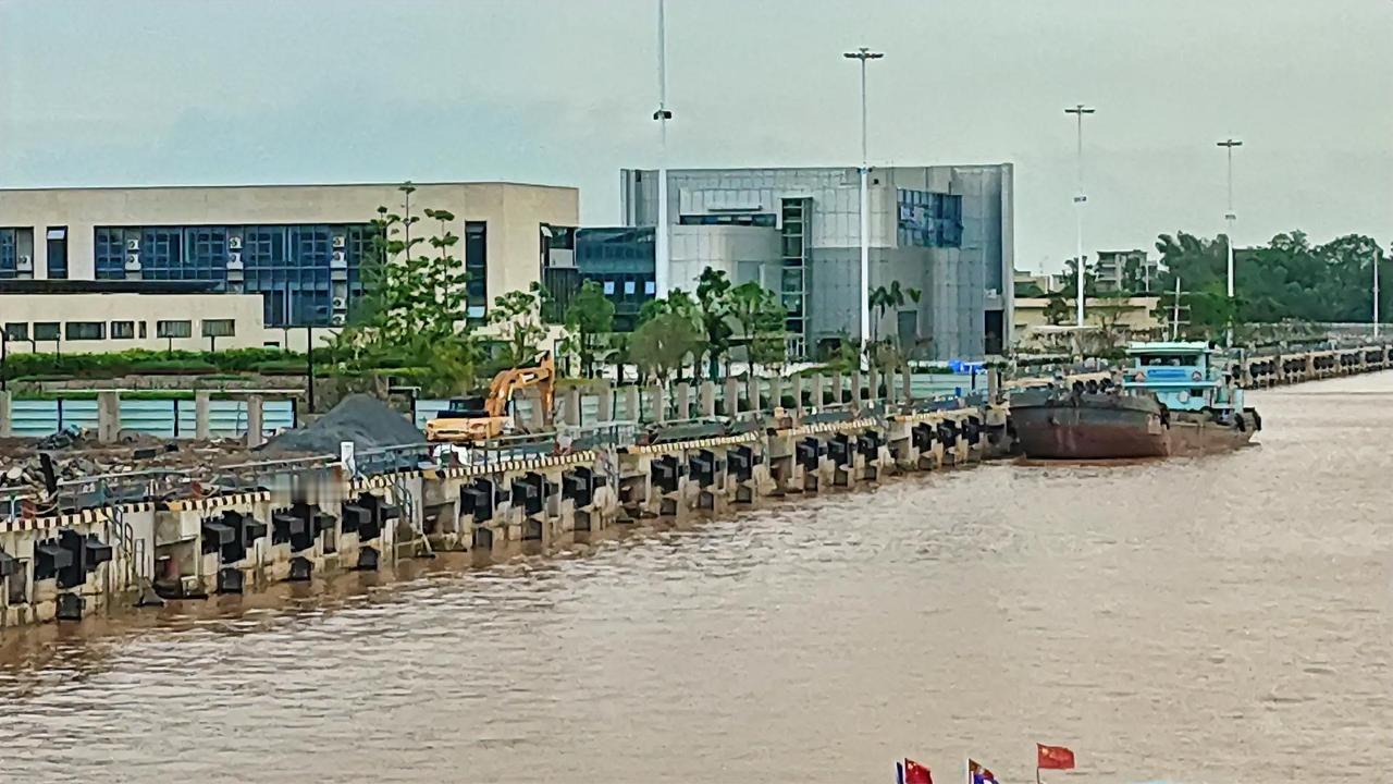 从平陆运河钦州市区平南古渡，途经金海湾大桥、水上服务区、兰海高速桥（河海分界）、