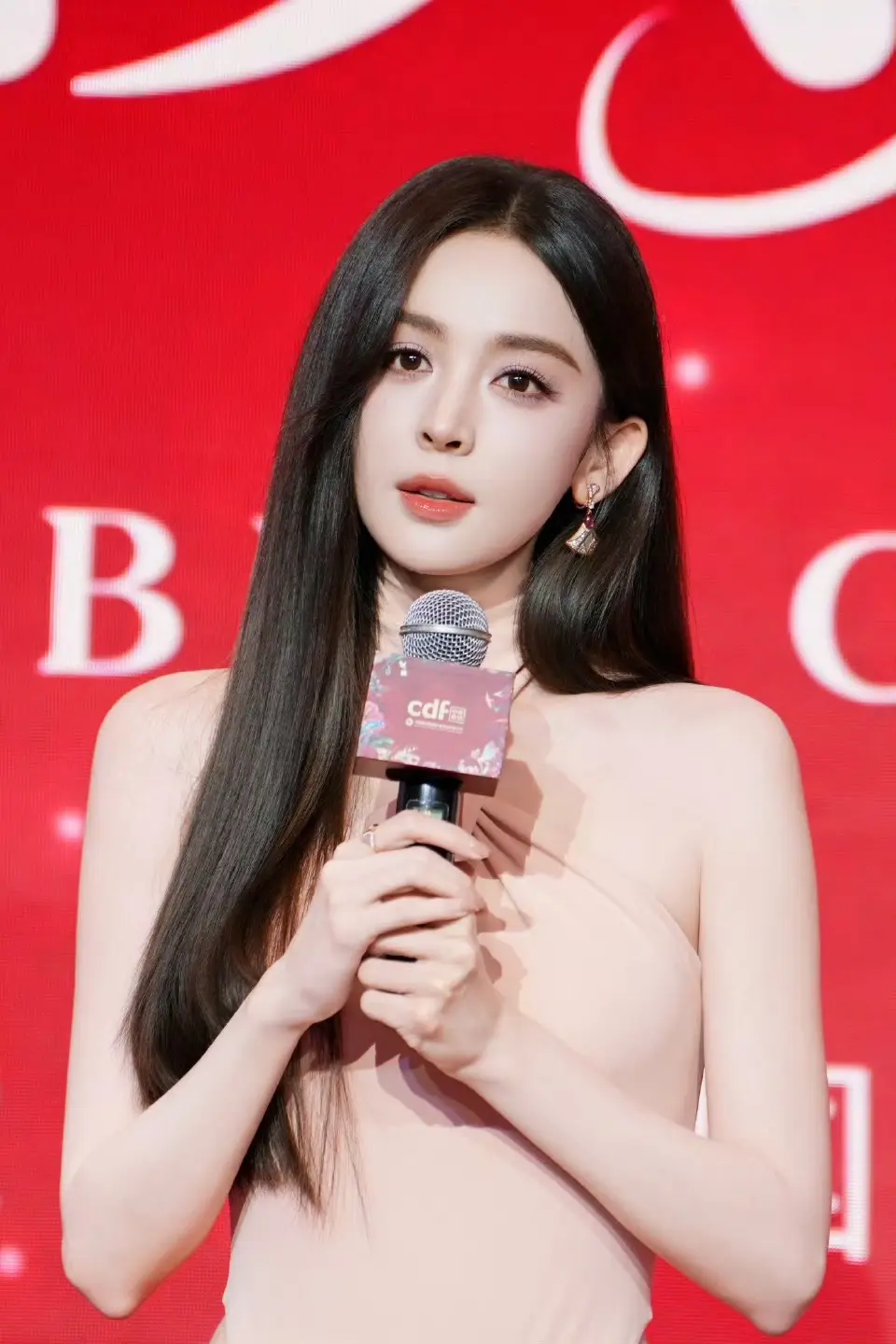 娜扎。