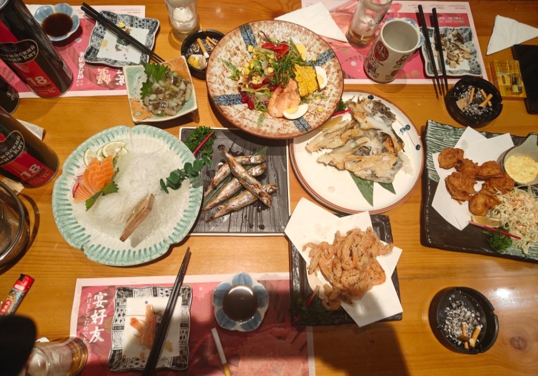 去年临从哈尔滨走，战友小迪又在香山路四月居酒屋回请的我，他爱人也去了，我俩酒可没