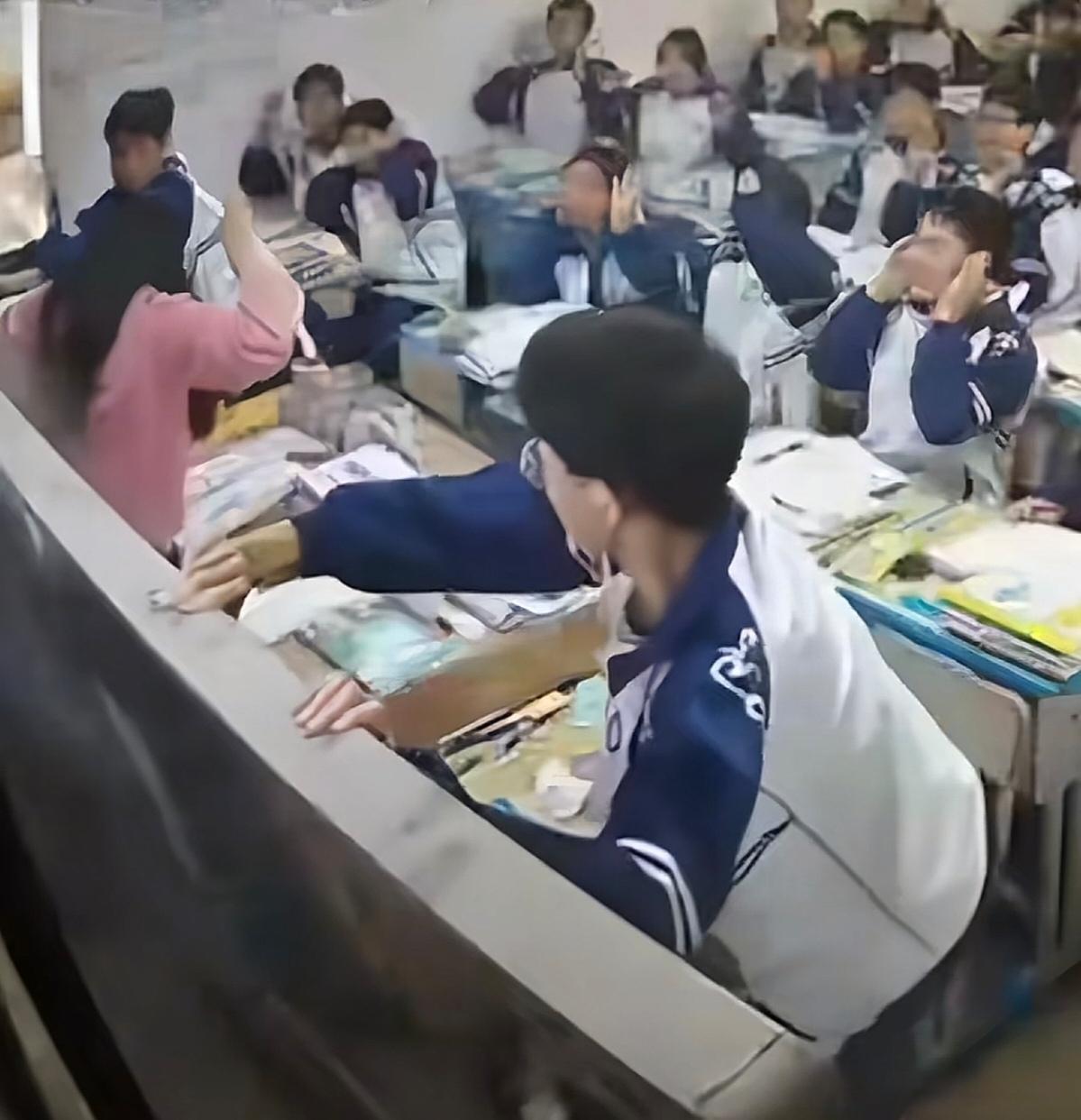 成绩单外的另类高分：黑板下那双手，比任何满分答卷都滚烫

两块黑板、两个少年、一