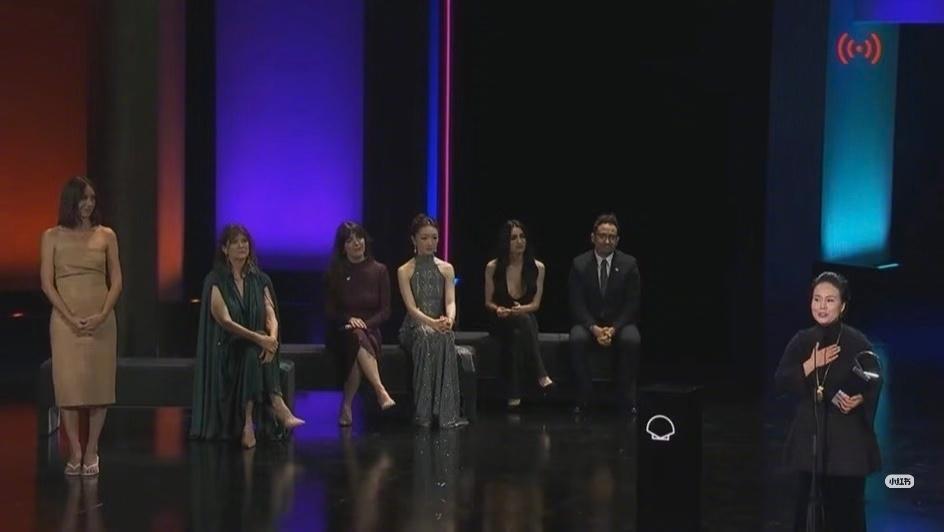 监狱来的妈妈导演秦晓宇以拍纪录片的名义获批进入监狱，实际上拍了两套片子，一套是纪
