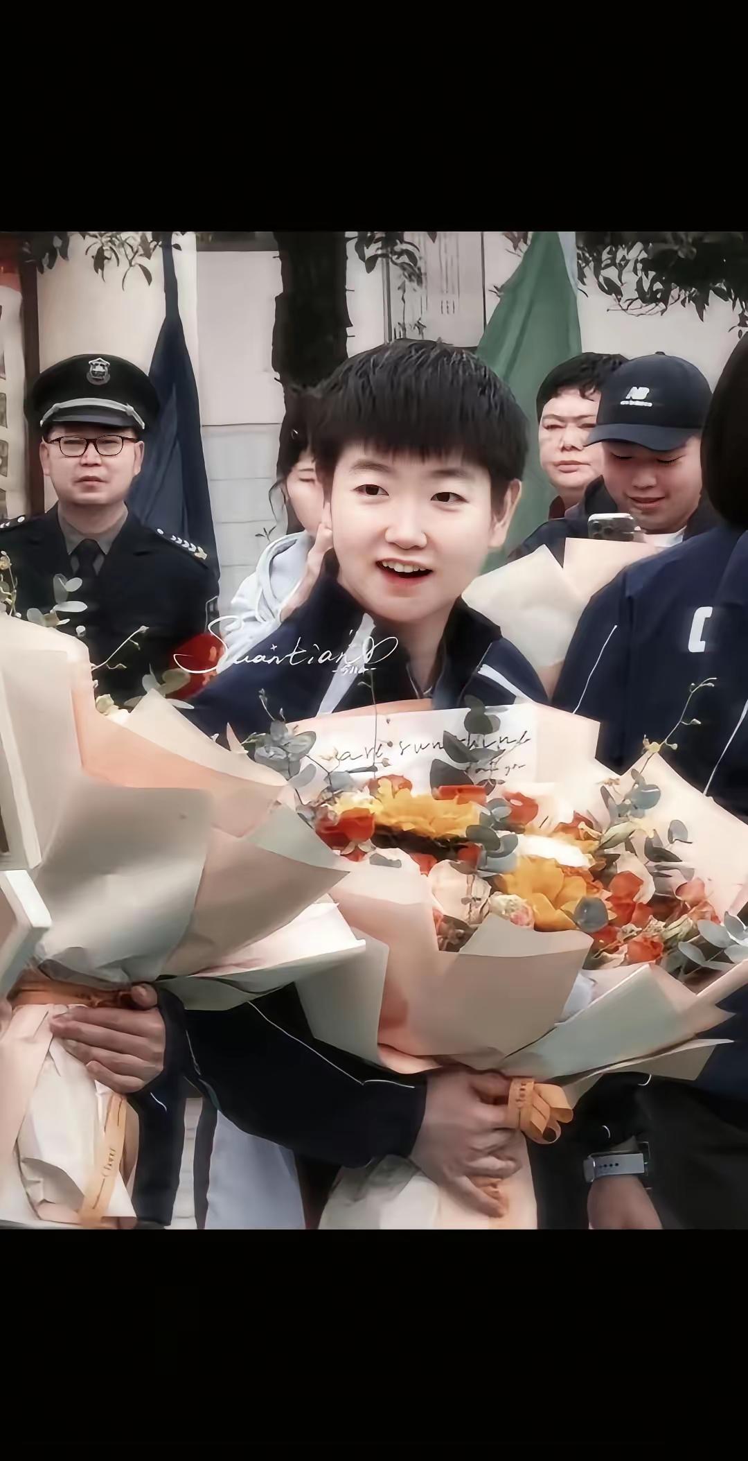 手捧鲜花🌺
你就是鲜花🌺
在阿姨心❤️里
你比鲜花🌺还美丽！
愿你：
年年