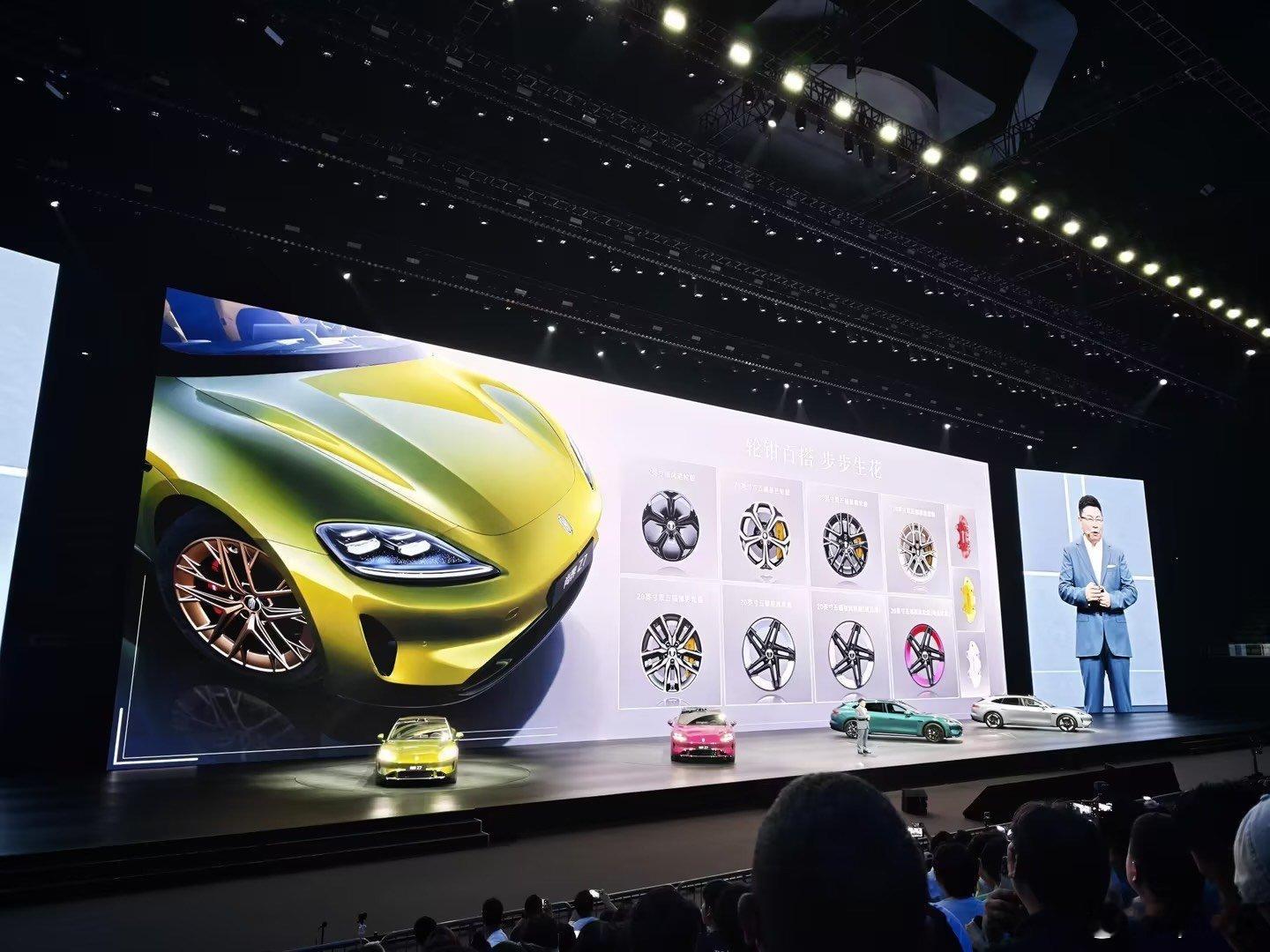 emmmm，尚界Z7这个颜值，确实是点在我审美上了，它很低趴运动，风格很年轻，还