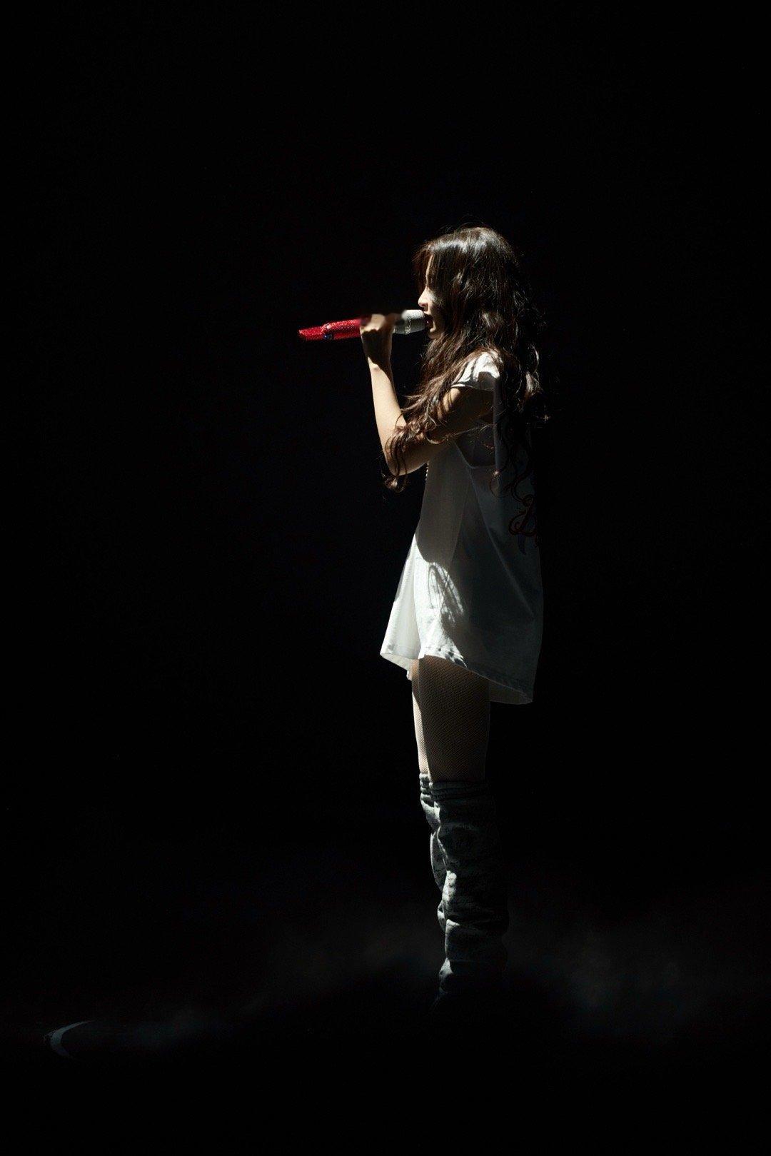 (≧∀≦)♪微光在窗外，有一束醒来——虞书欣《梦时》