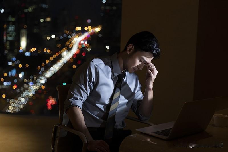 看到一句话，说男人永远都背着大山在前行！看完这段话，真的满心酸涩，句句都戳中了中