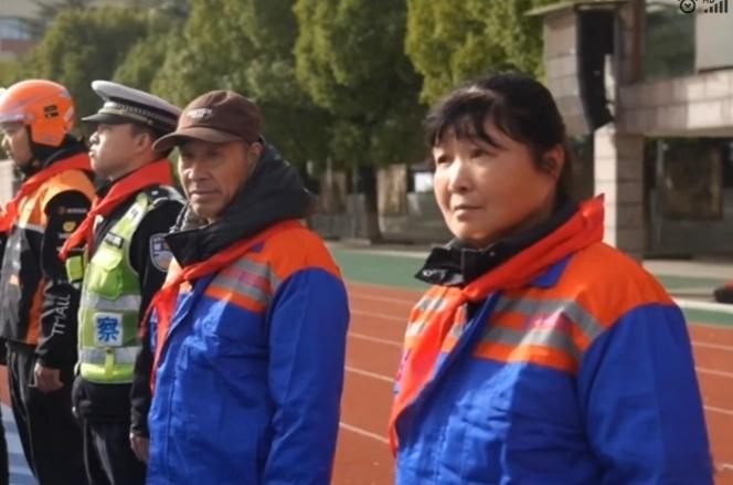 ✅ 一小小交警换届授旗，优秀队员获表彰✅ 交警现场教学，指挥手势操学得有模有样✅